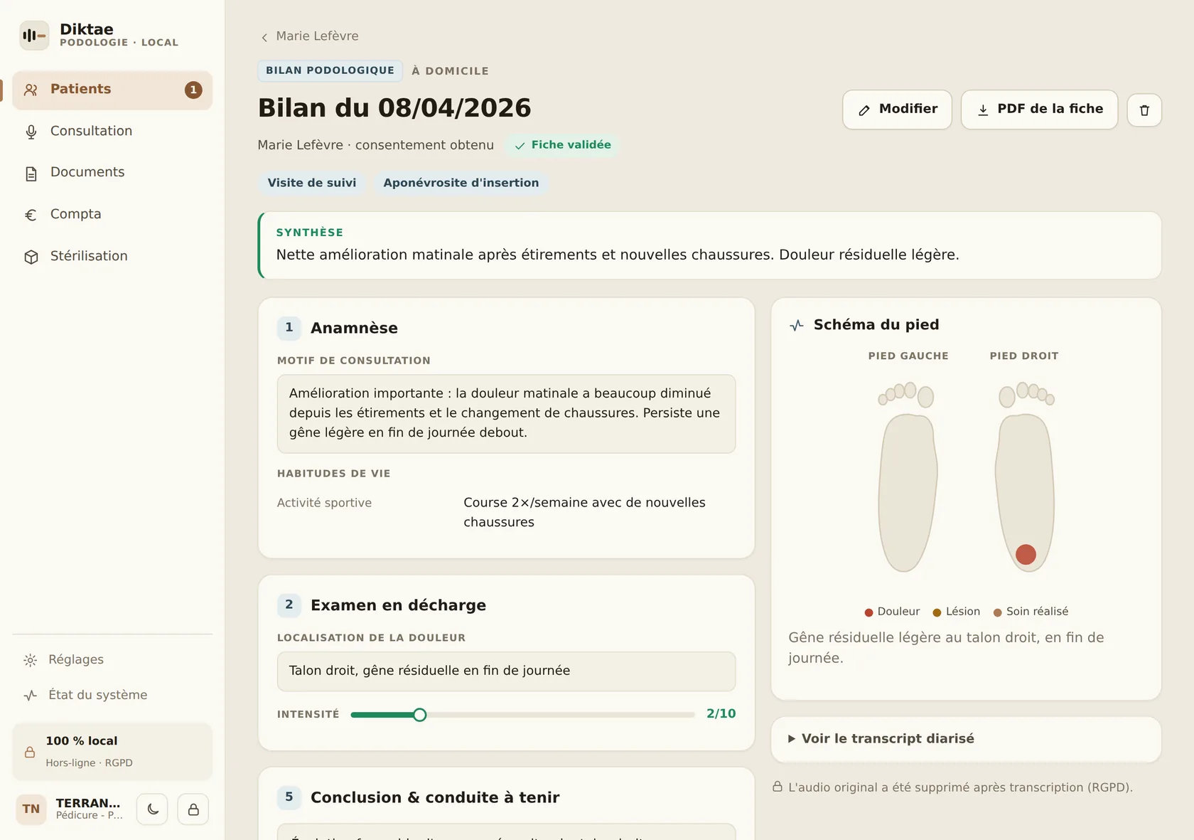 La fiche-bilan dans Diktae : synthèse en tête, anamnèse et examens numérotés, schéma du pied annoté, mention RGPD de suppression de l'audio.